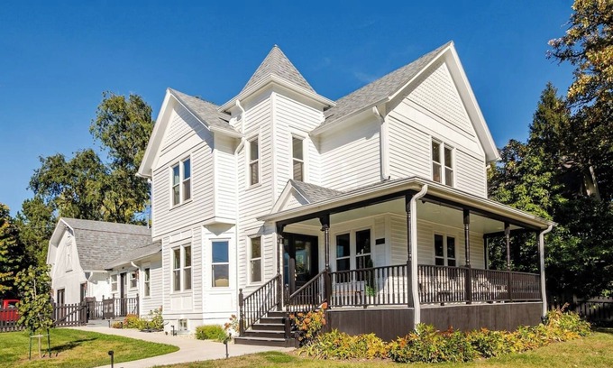 Grayslake House | Historic downtown Grayslake 4-bed 3-bath