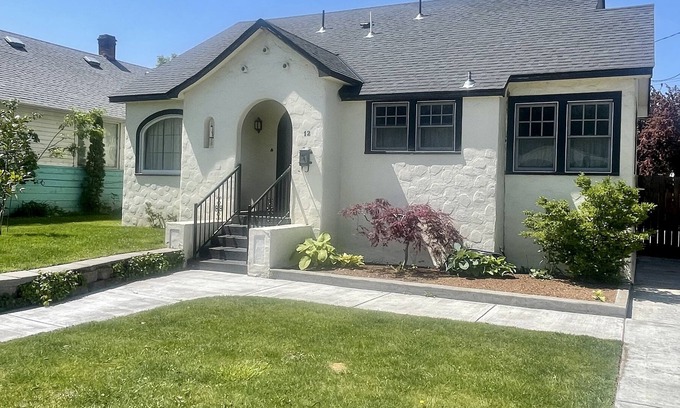 Tri-Cities House | Historic Downtown Kennewick home with large private backyard