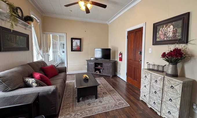 Nauvoo Apartment | Historic Downtown Nauvoo | Temple Walk & Parking