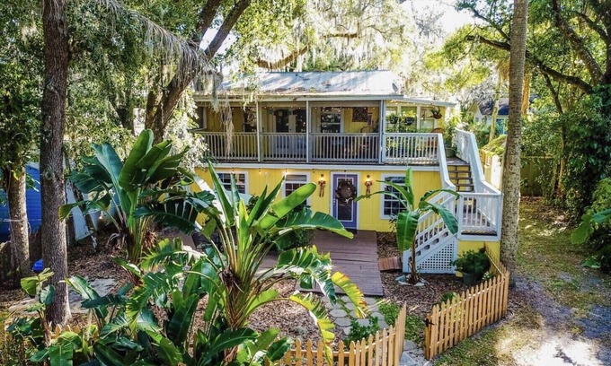 Sanford House | Historic Downtown Sanford Sunshine Cottage with Tree Top Suite!