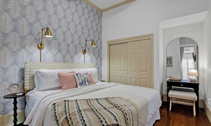 Historic District - North Apartment | Historic Downtown Savannah * Walk to Forsyth Park * Sleeps 4