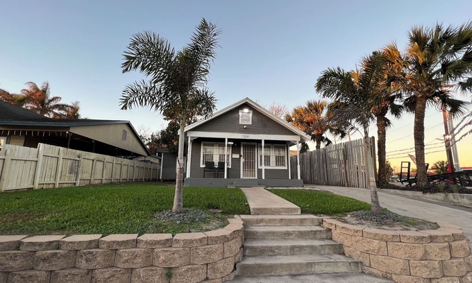 Brownsville House | Historic Downtown, Wifi, Apple TVs, Cold AC