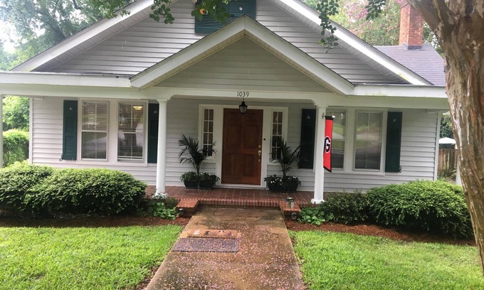 Aiken Cottage | Historic Downtowncottage/pet okOriginal art/Gourmet kitchen stunning renovation