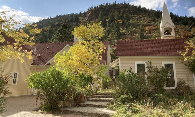 Palmer Lake House | Historic Estemere Mansion Carriage House! Perfect for reunions and events!