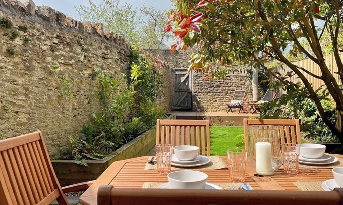 Frome Cottage | Historic Family Cottage - Garden - Central Frome