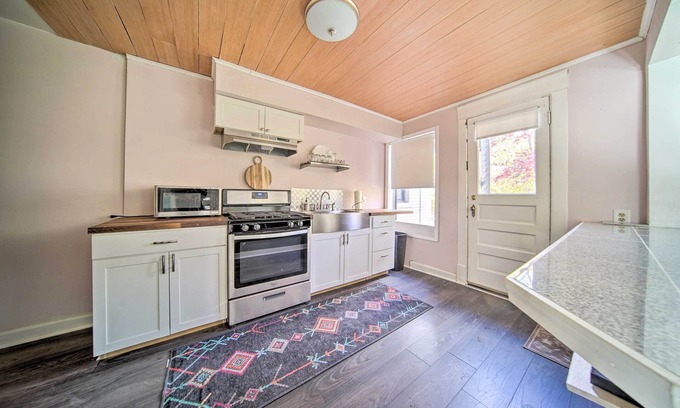 Erie Apartment | Historic Family Home 2 Mi to Lake Erie & Zoo!