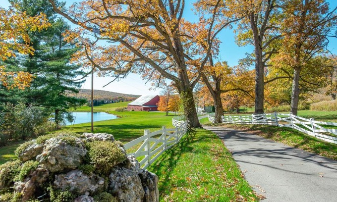 North Glade Hills House | Historic Farm Near Lake 10 Acres Newly Renovated