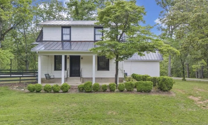 Roanoke House | Historic Farmhouse|5 acres|Hot Tub| Parkway Access