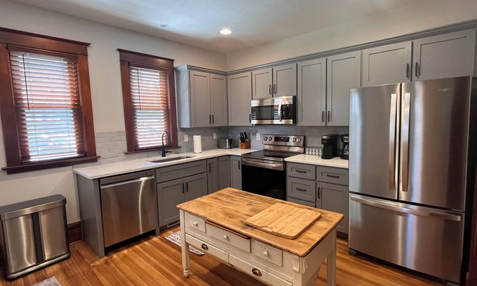 Gretna House | Historic Farmhouse Haven with quick access to 1-80 to enjoy Omaha or Lincoln