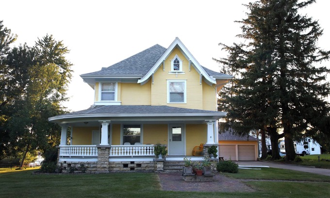 Marion House | Historic farmhouse on an acreage in Marion