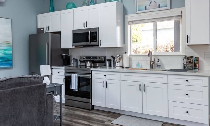 Folsom Apartment | Historic Folsom Hotel Style Cottage By The Lake!