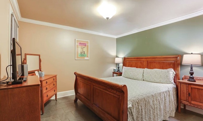 French Quarter Hotel | Historic French Quarter Garden Hideaway – Creole Elegance Meets Comfort