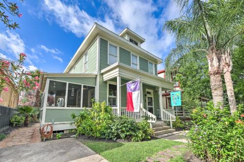 San Jacinto House | Historic Galveston Hideaway, Walk to the Beach!