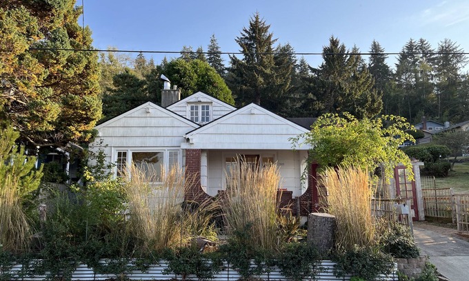 Astoria House | Historic Garden Bungalow with a View