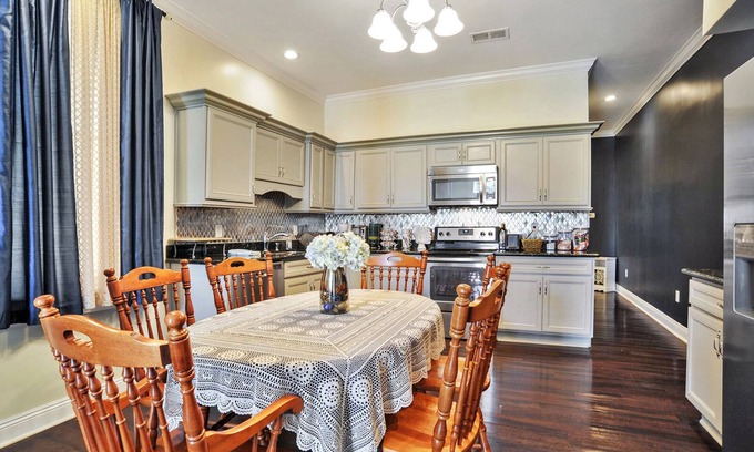 Saint Thomas Development Bed & Breakfast | Historic Garden District 2-Story Home-Large group approved