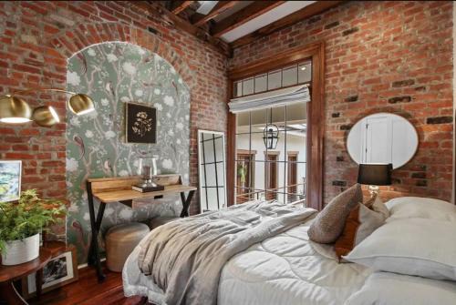 Lower Garden District Apartment | Historic Garden District 5BR with Parking and Balcony