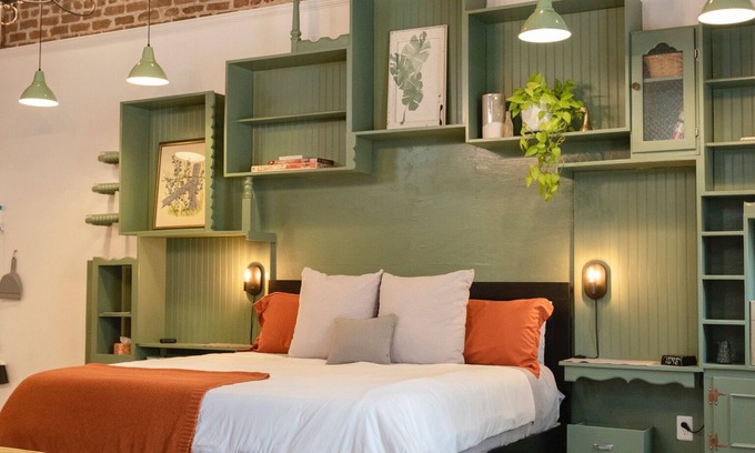 Old West Broad Neighborhood Apartment | Historic Garden Studio, Steps from Pulaski Square⎮On-Site Parking