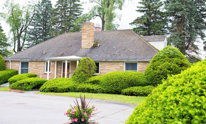 Akron Cabin | Historic Gate Lodge lovingly renovated and fully furnished in quaint Akron