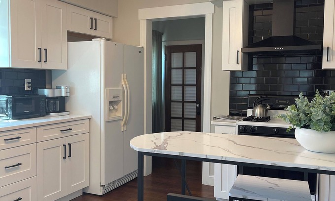 Ohio City House | Historic Gem Entire Home Mins 2 Mrkt, Dwntwn, & Trails, 2 King Beds, Arcade