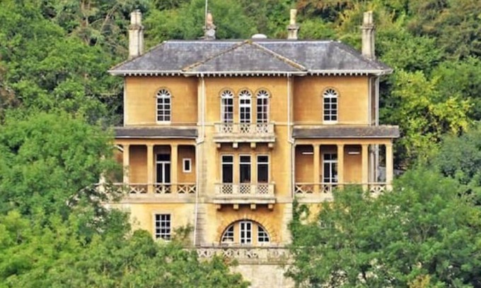 Claverton House | Historic Georgian villa, 7 spacious bedrooms, tennis court and minutes from Bath