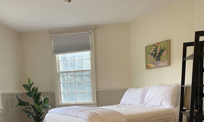 South Glastonbury House | Historic Getaway in South Glastonbury