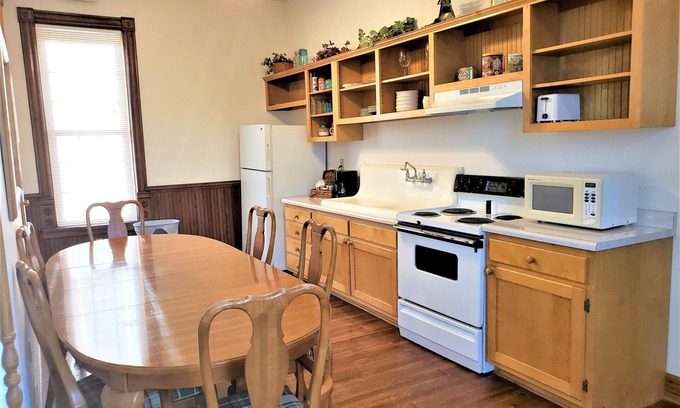 Bartlett Cabin | Historic Hardware Inn with River Views: Suite 200