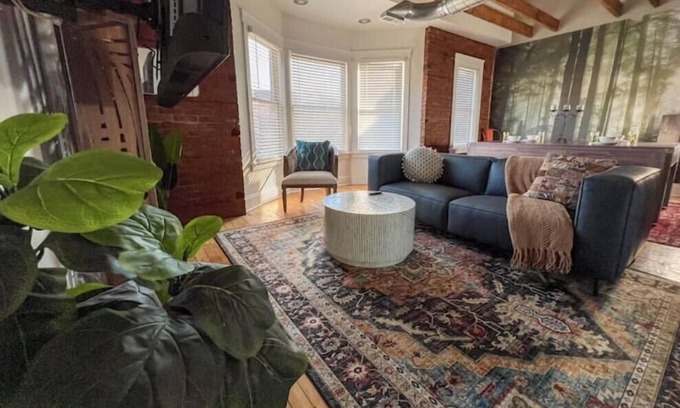 Ohio City Apartment | Historic Haven Hideaway California King Bednn