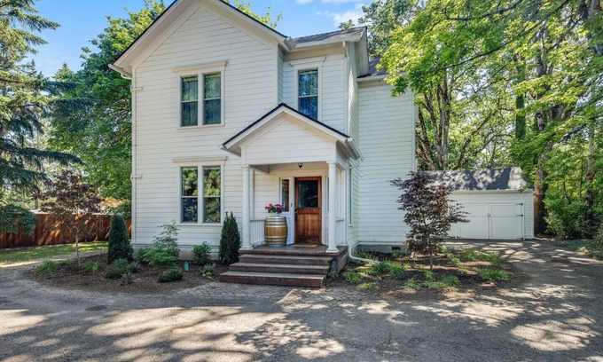 McMinnville House | Historic Haven | Wine Tasting