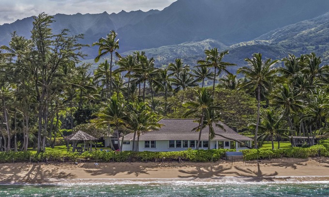Mokuleia House | Historic Hawaii Beachfront Estate w/ Modern Design