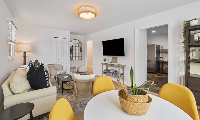 Leesburg House | Historic Hideaway