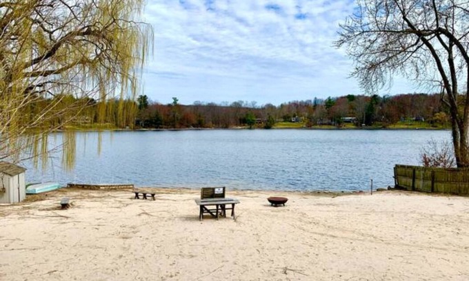 South Salem House | Historic Hideaway with Lake Access!