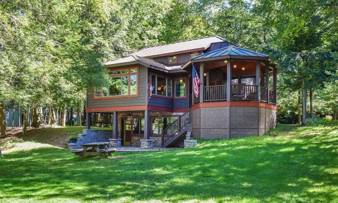 Inlet Cottage | Historic Highland Cottage - 4th Lake