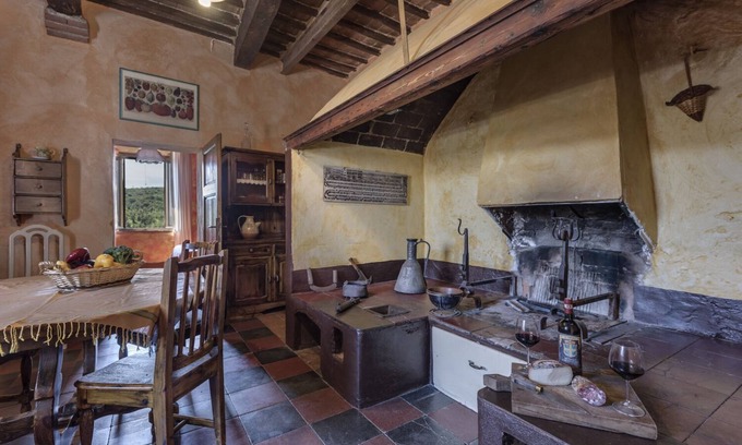 Palazzina Apartment | Historic Holding with wonderful swimming pool near Siena, Tuscany, Italy