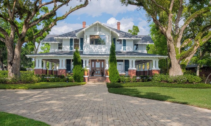 Lakeland House | Historic Hollingsworth House in Dwntwn Lkld. Lake Front, Pool, Mini Golf!