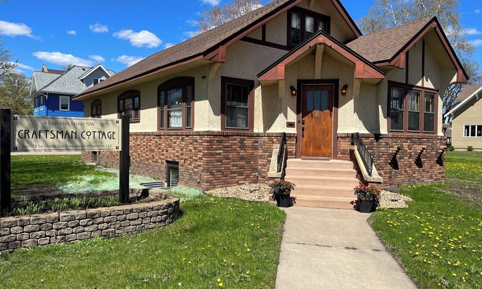 Hutchinson House | Historic home in downtown. Walkable. 7 beds. Wedding prep area available!