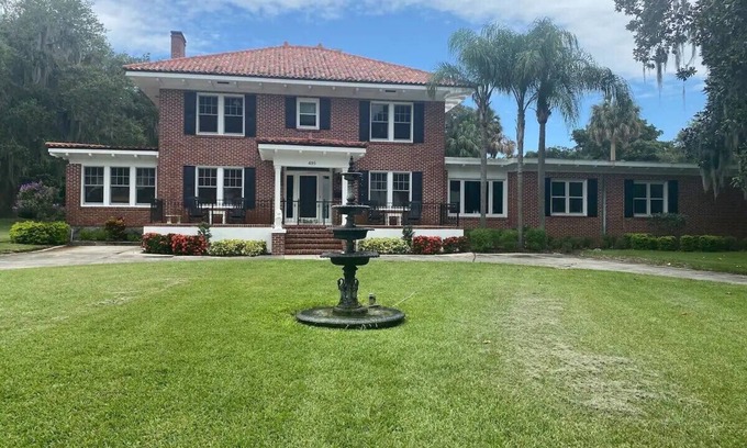 Leesburg House | Historic Home Located Directly on Lake Harris