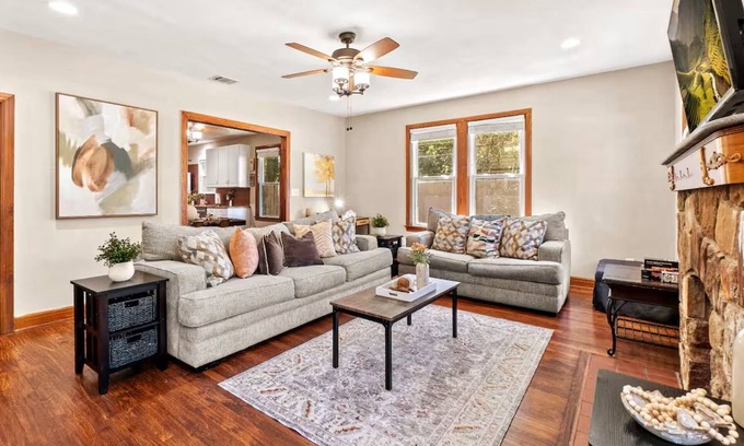 Central Arlington House | Historic Home Near Stadiums & UTA