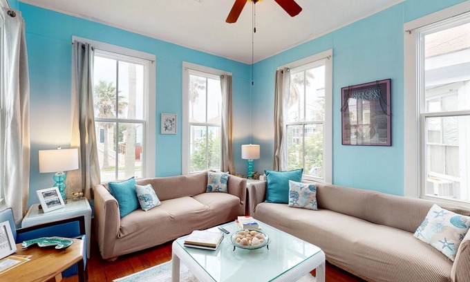San Jacinto House | Historic home near the ocean with Internet and Central AC