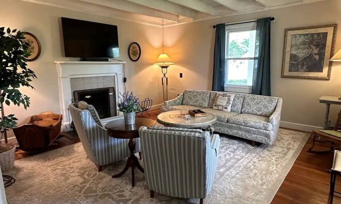 Paris House | Historic home nestled in the heart of horse and wine country. Kids/pet friendly!