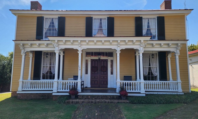 Milton House | Historic home, Sleeps 10, VIR 2 miles,Hyco lake 8 mi., Fire Pit, Historic Milton