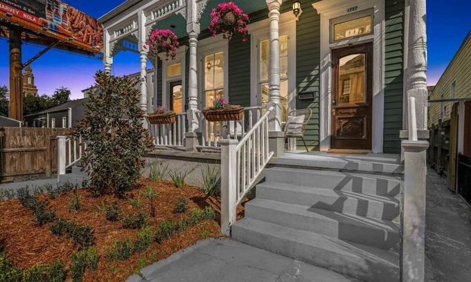 Faubourg Lafayette House | Historic Home| Vibes |Close to FQ| Backyard