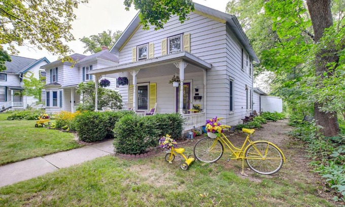 De Pere House | Historic Home with Sunroom - 5 Mi to Lambeau Field!