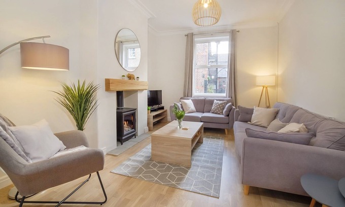 York Cottage | Historic House in the Heart of the City Centre - sleeps 7 guests in 3 bedrooms