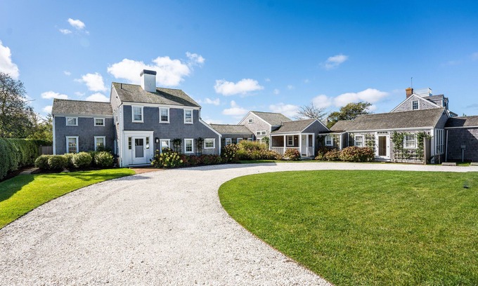 Nantucket Town House | Historic House on Cliff Road