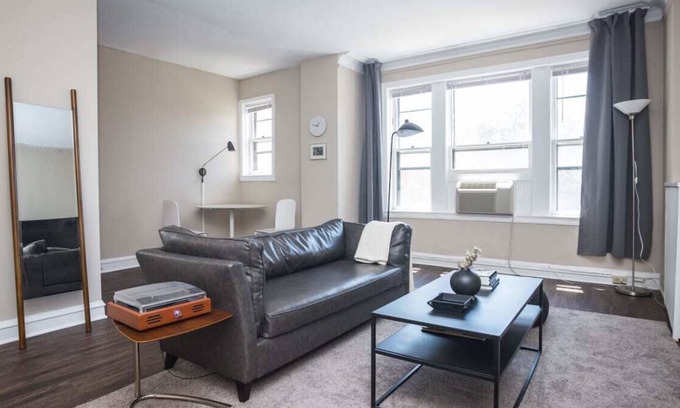East Hyde Park Apartment | Historic HP 1BR with Fast Transit to UChicago