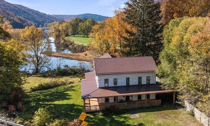 Fryburg House | Historic Hunter’s Haven, Waterfront Gem in Tionesta. Float, fish and relax here.