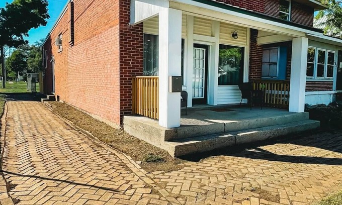 Huntington House | Historic Huntington Grocery Hot Tub Getaway