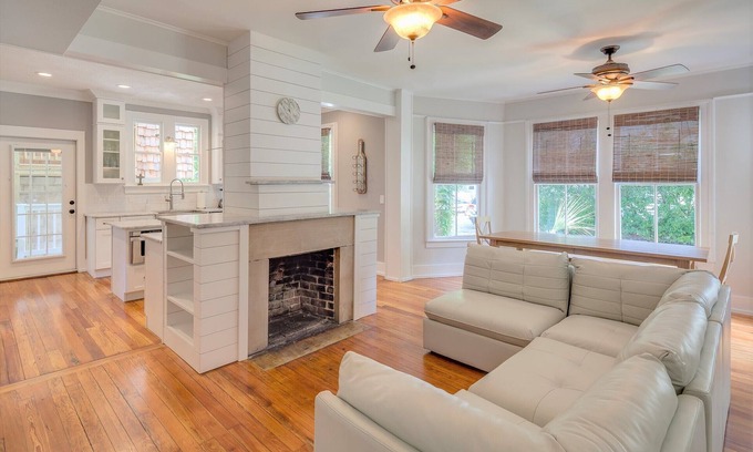 Downtown Historic District House | 💲Historic Lady💲2 Block Stroll to DT- 3Mi to Beach - Optional Guesthouse