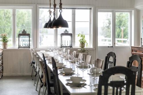 Sunnansjo Villa | Historic lakeside villa, up to 20 guests - ski, boat