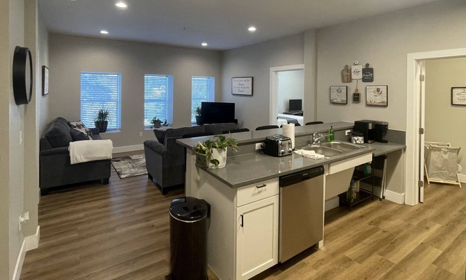 Kellogg Apartment | Historic Lincoln Building. Remodeled. Sleeps 6! Close to Silver Mountain!